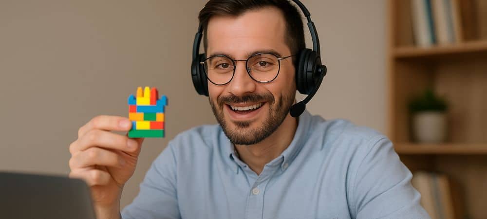 persona mostrando unos legos